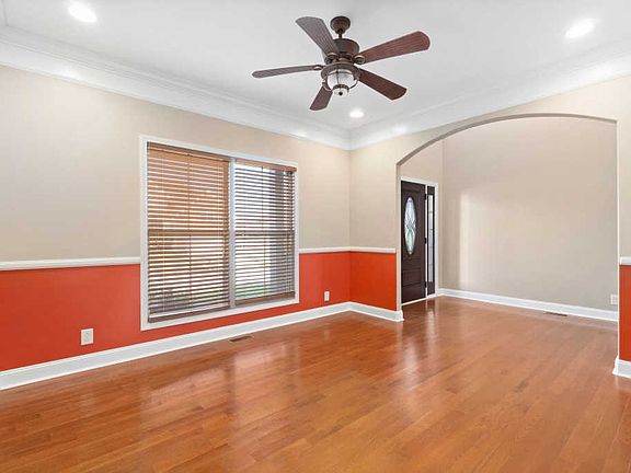2nd image of 121 Summer Terrace Ln