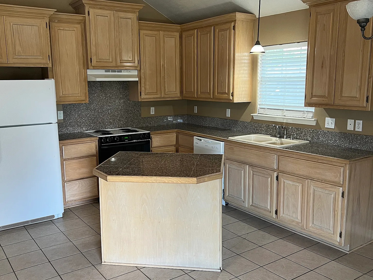2 bed, 960 sqft, $1,100 — Photo 2