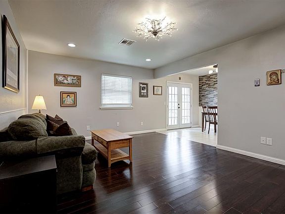 3rd image of 819 Hawthorne Pl