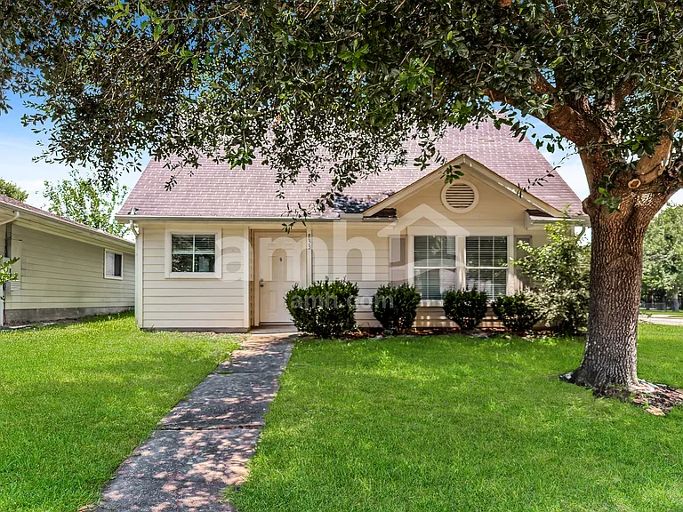 833 Lightningbug Ln — Photo 1