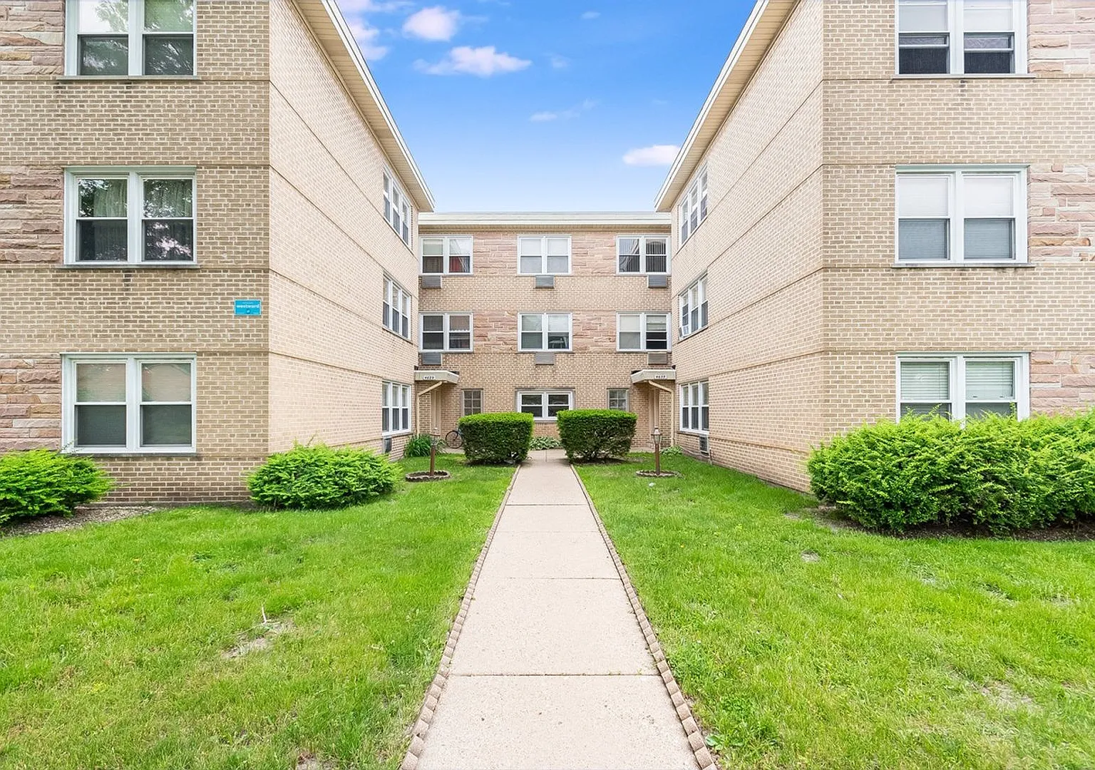 Charming 2-bedroom Condo in Skokie — Photo 2
