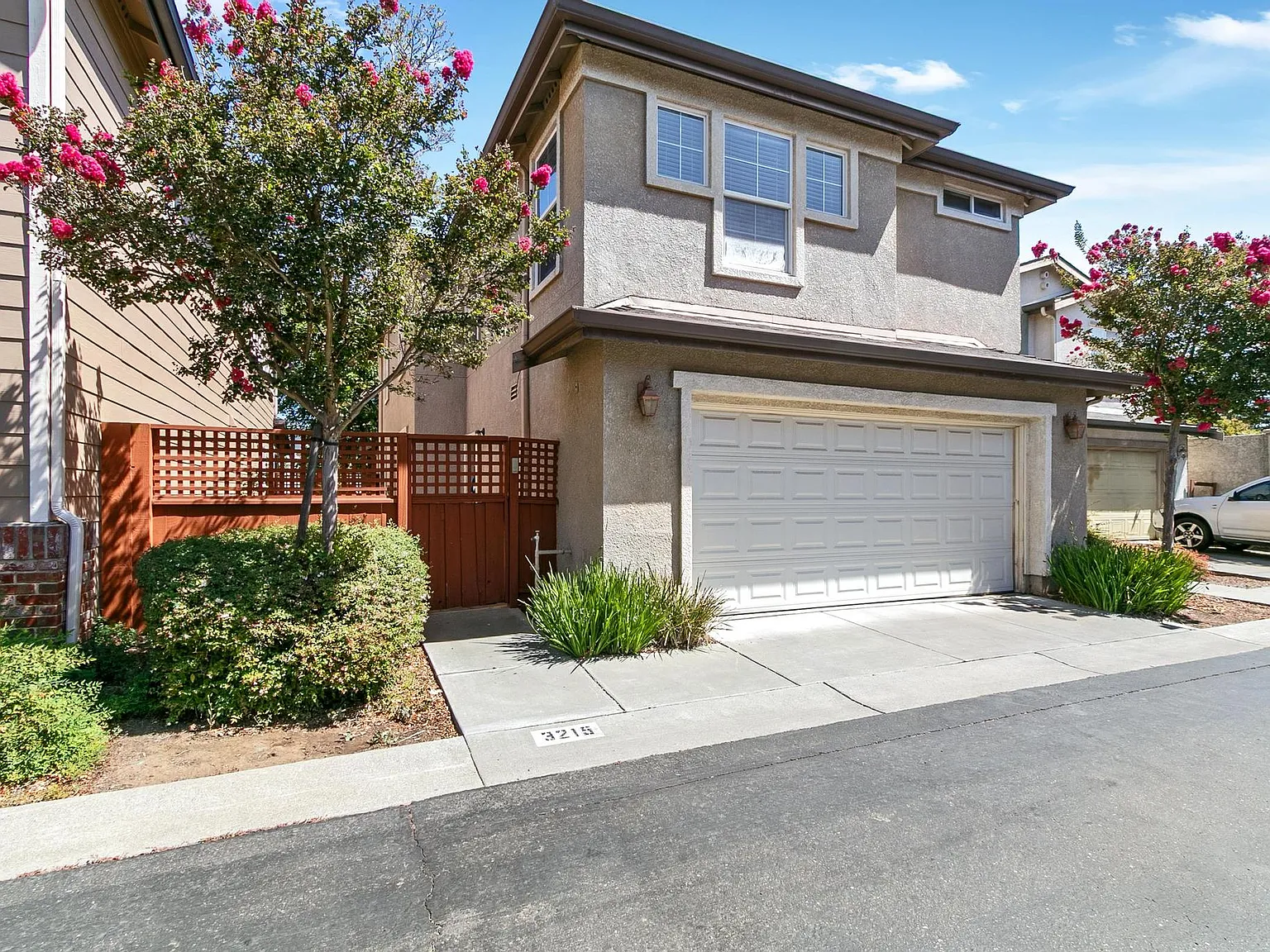 5 bed, 2003 sqft, $3,450 — Photo 2