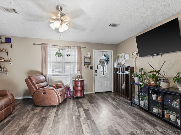 5th image of 902 S Lincoln Ave
