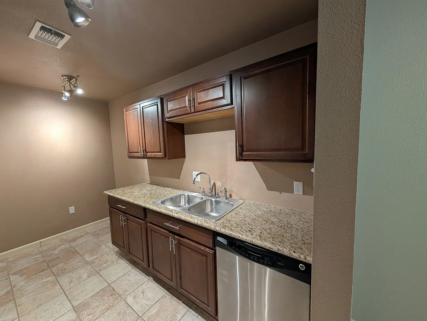 2/2 Condo on Lake McQueeny / Waterfront Condos / Boat Slip / Fridge, Washer, Dryer Included / Com... — Photo 3