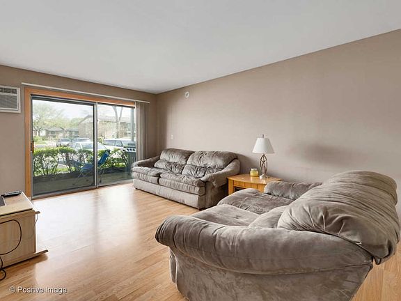 3rd image of 16W481 Lake Dr APT 104