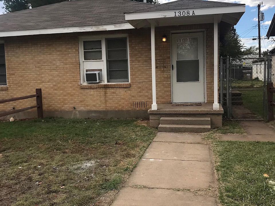 Front of property showing fenced side yard