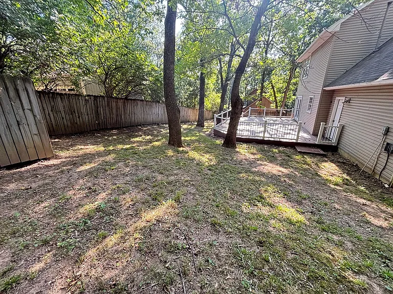1823 W Berry St — Photo 22