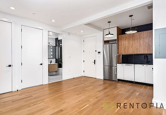 3rd image of 961 Willoughby Ave APT 4G
