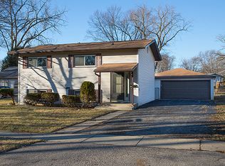 635 Laurel Ave, Wauconda, IL 60084