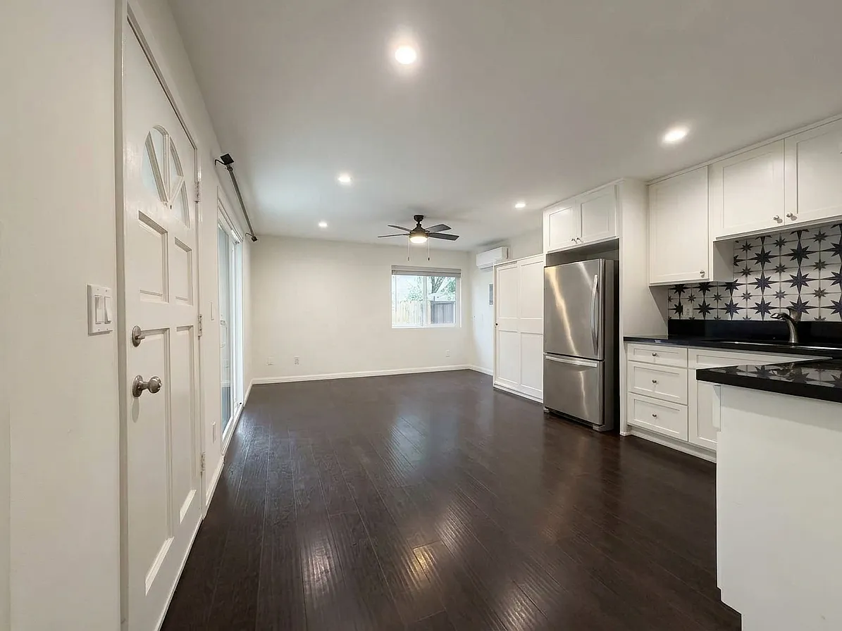 Studio, 440 sqft, $1,662 — Photo 2