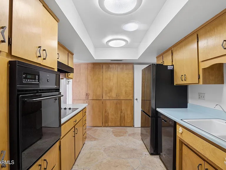 1014 E Balboa Cir — Photo 9
