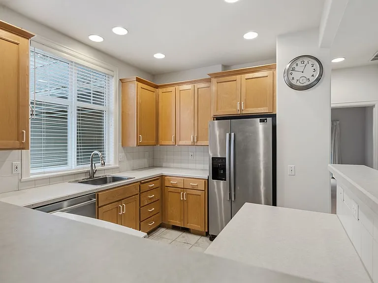 1588 Oak St — Photo 11