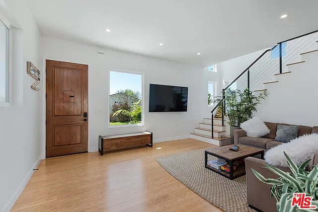 4 bed, 4.5 bath, 2200 sqft, $8,799 — Photo 3