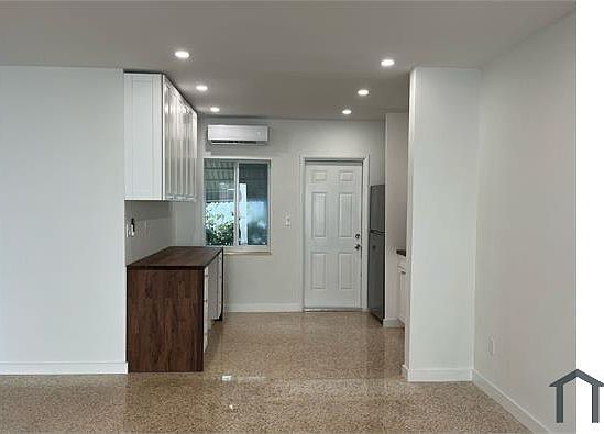 4th image of 521 NE 66th St #521