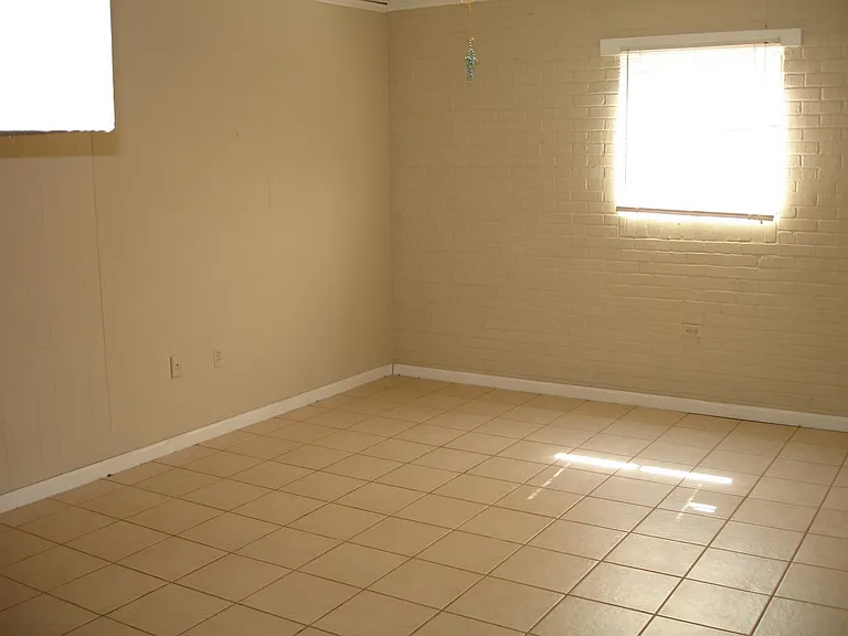 955 Violet St — Photo 6