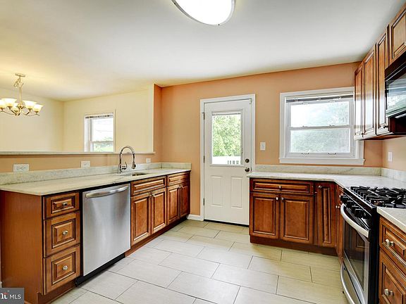 5th image of 1004 S Queen St