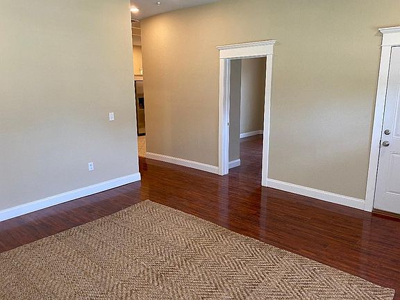 4th image of 910 W Walnut St