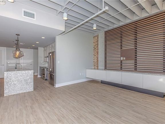 3rd image of 1001 Carondelet St #301