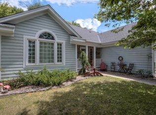 1335 Ravenwood Dr, Waconia, MN 55387