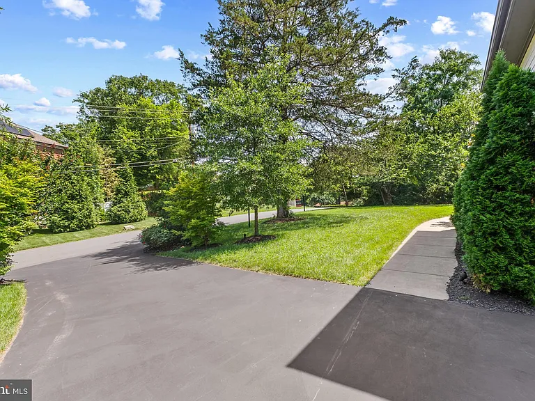 1513 Oakview Dr — Photo 8