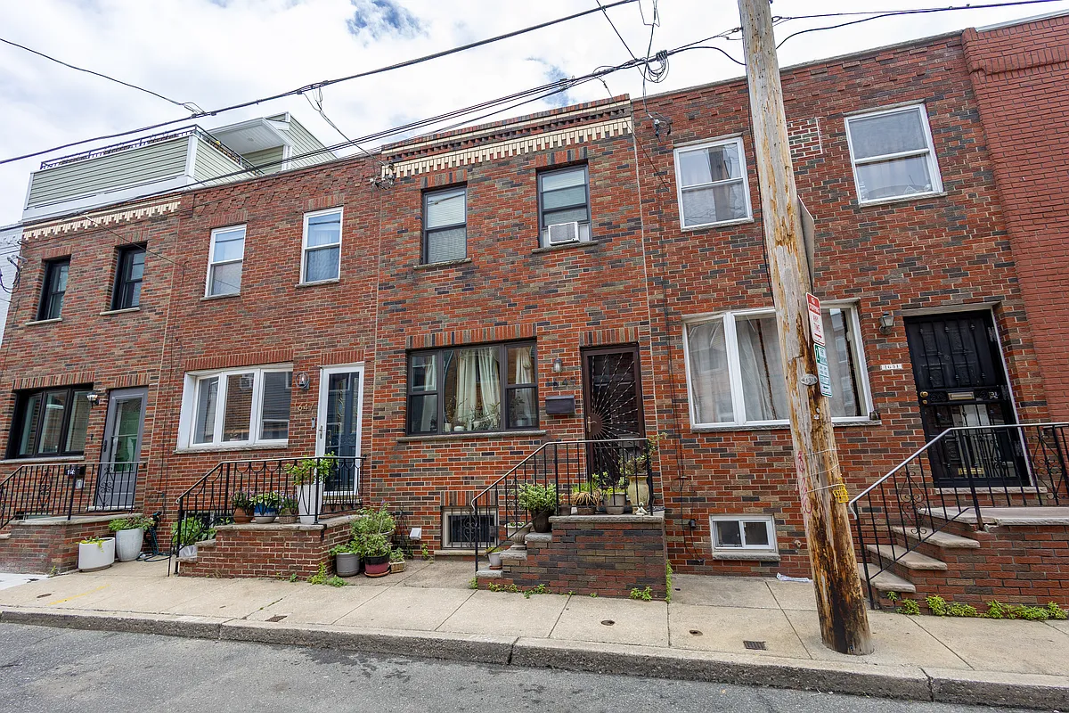 Building Photo - 1649 S Iseminger St