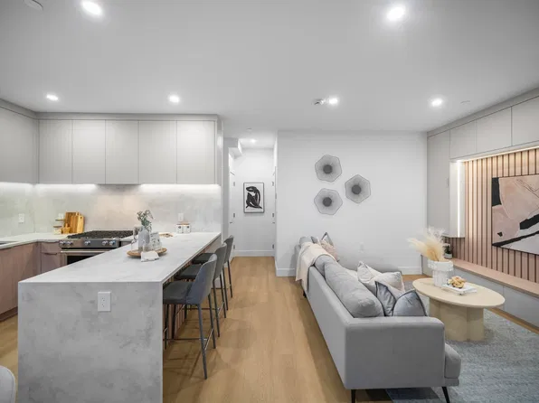 3623 Triumph St #1, Vancouver, BC V5K 1V4