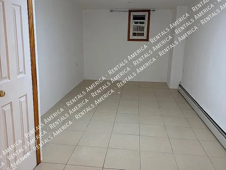 Bright walk-in level 1-bedroom — Photo 4