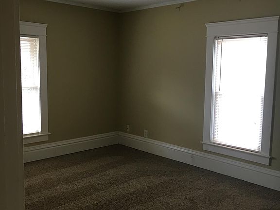 4th image of 105 Casterton Ave