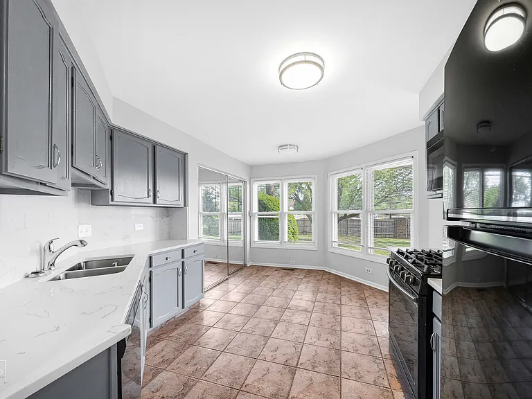 98 Willow Pkwy #98 — Photo 6