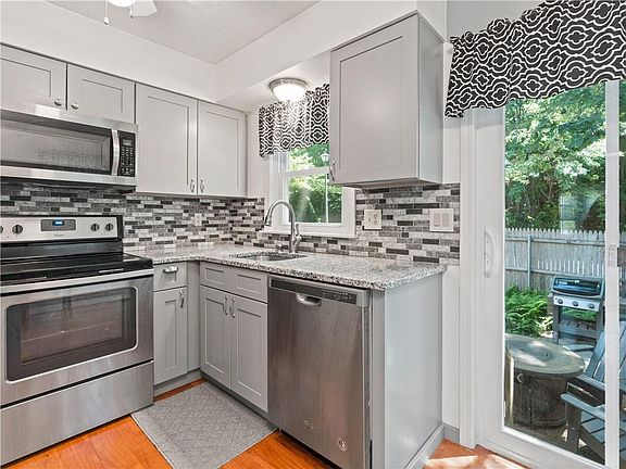 4th image of 35 Wood Hollow Ln