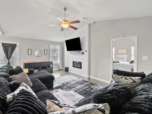 101 Setter Dr, Oak Grove, KY 42262