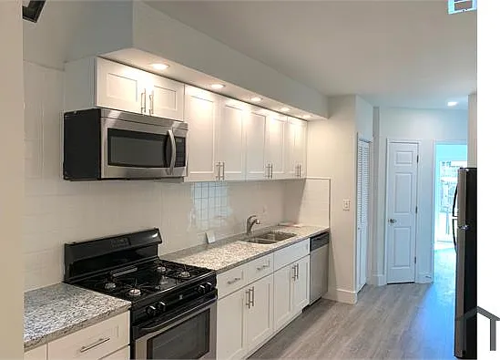 3 bed, 800 sqft, $3,872 — Photo 2