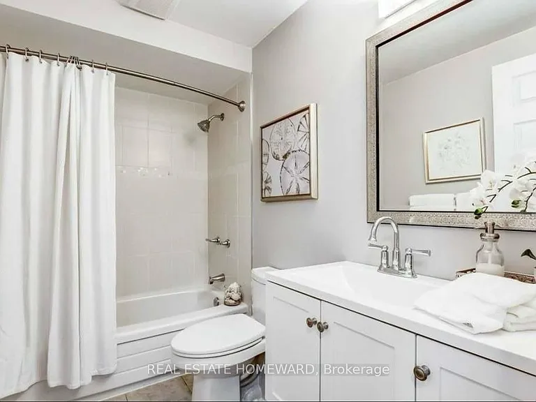2336 Malcolm Cres — Photo 24