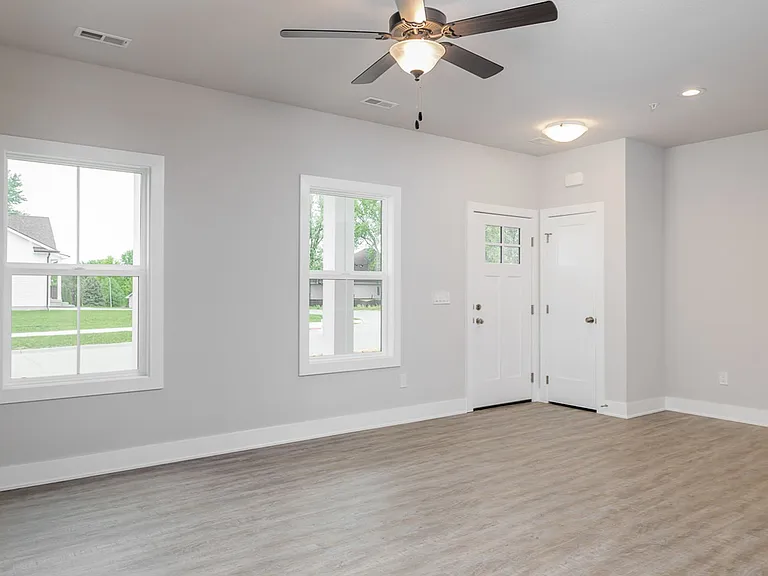 Hughes Century Crossing Townhomes — Photo 8