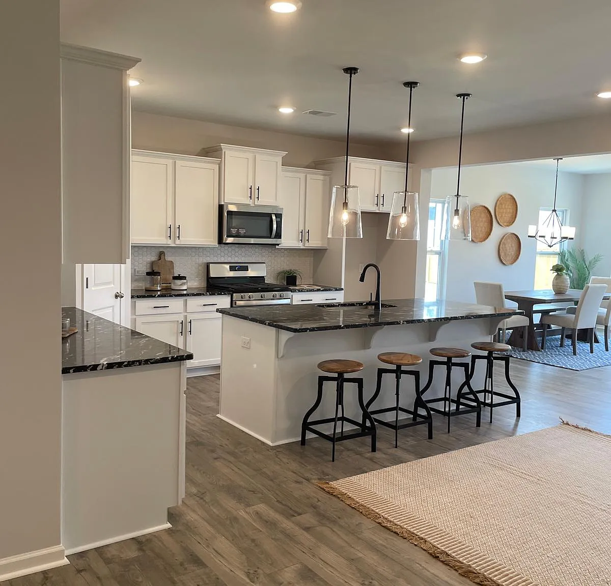 3 bed, 2136 sqft, $2,499 — Photo 4
