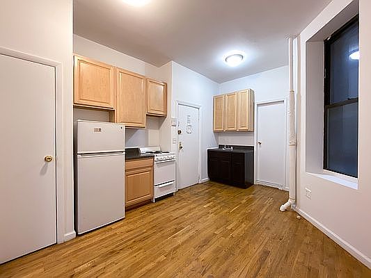5th image of 338 E 5th St APT 4
