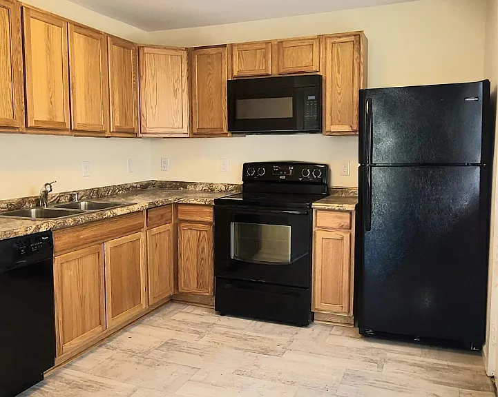 1220 Holden Dr — Photo 4
