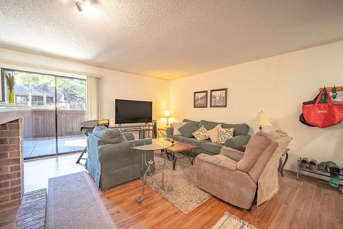 2 bed, 2.0 bath, 1160 sqft, $1,200 — Photo 1