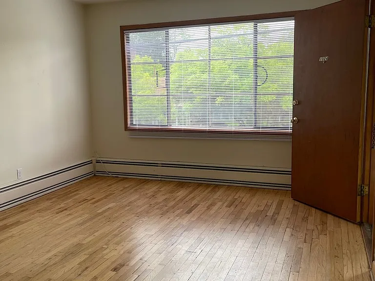 1x1 Entry & Living Room