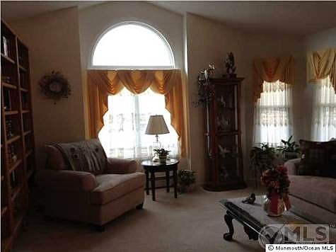4th image of 10 Sandhurst Ct