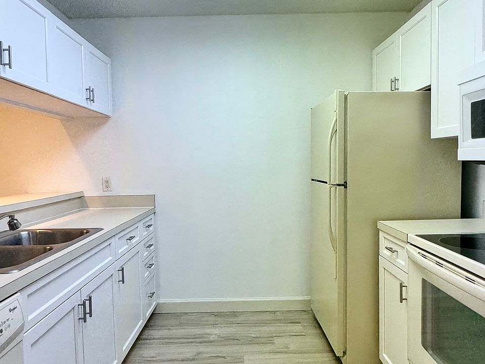1st image of 29 Plantation Dr APT 105