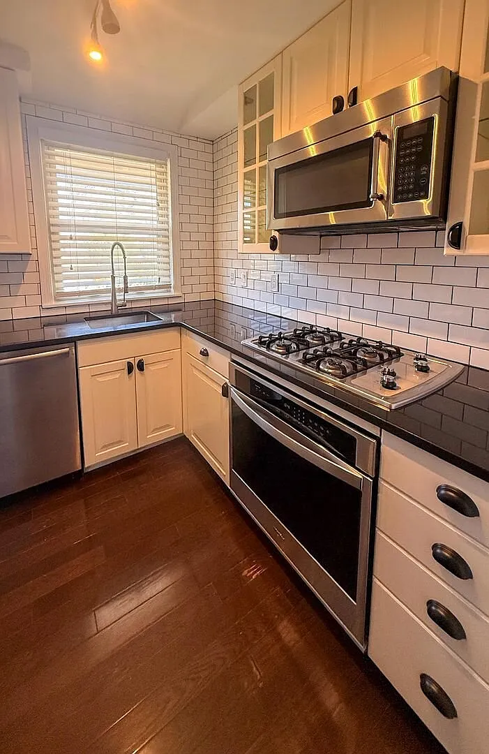 Great Ann Arbor Location 2-Bedroom End Unit! — Photo 3
