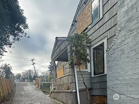 3rd image of 10080 Des Moines Memorial Drive S