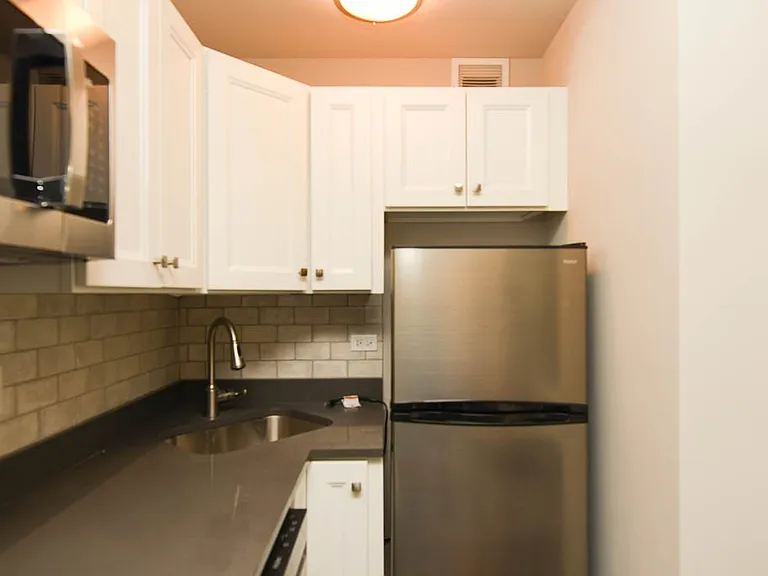640 W Wrightwood Ave #802 — Photo 2