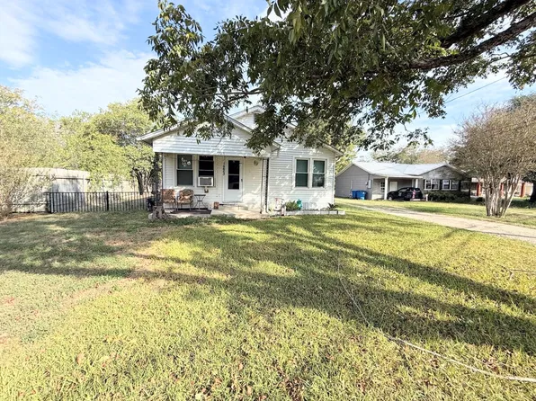 1223 Bois Darc St, Lockhart, TX 78644
