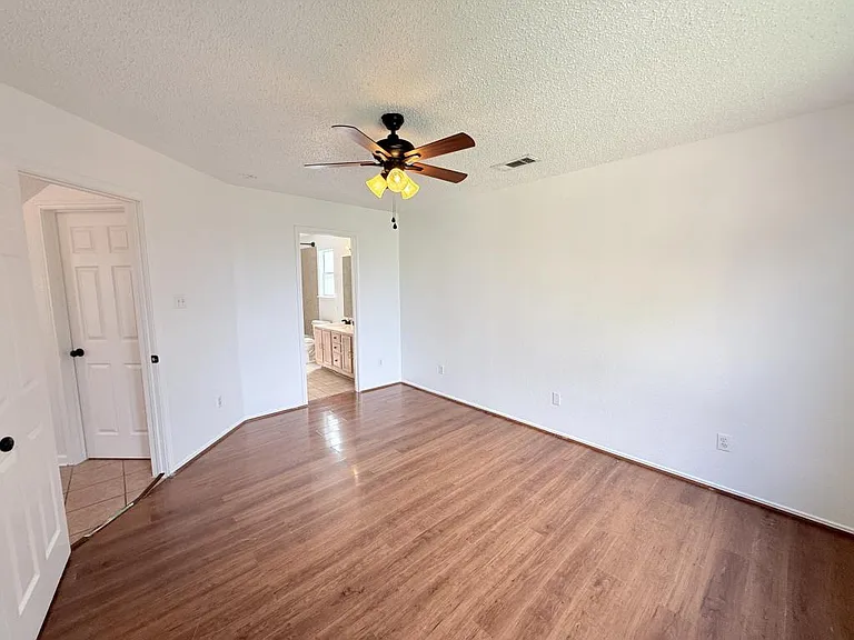 2302 Tracey Ann Ln — Photo 16