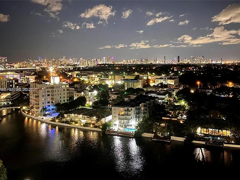 2555 Collins Ave #1906 — Photo 4
