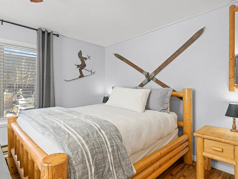 Queen Bed / Living Area