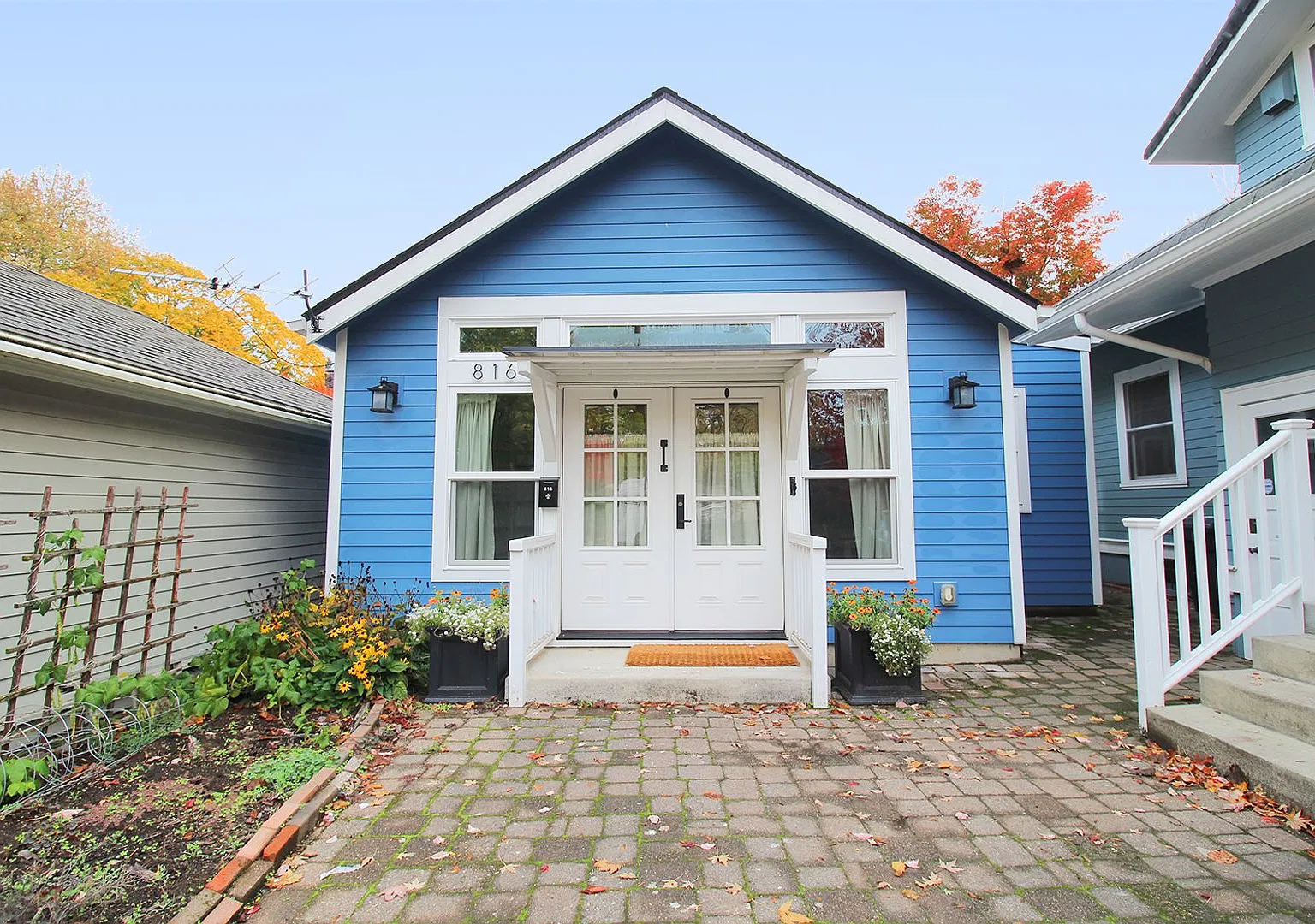 Fully Furnished Spacious Adu Located In The Heart Of Portland's Historic Laurelhurst Neighborhood! — Photo 1