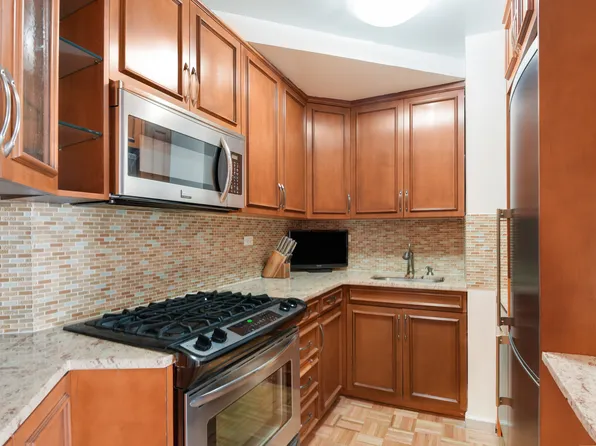 330 East 38th Street image 3 of 7